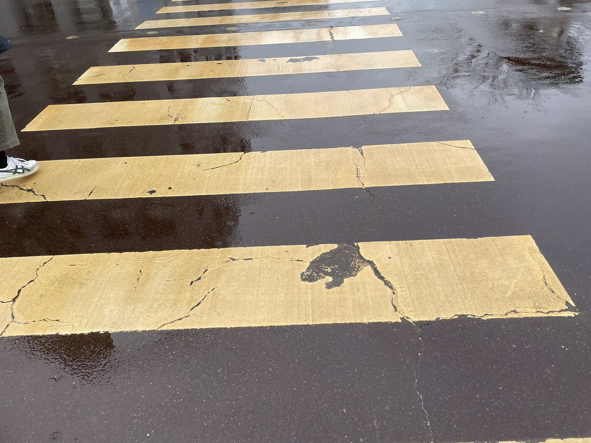 ともさん 新潟の道路はなんか全体的に赤茶色なんですよね なんなんでしょう