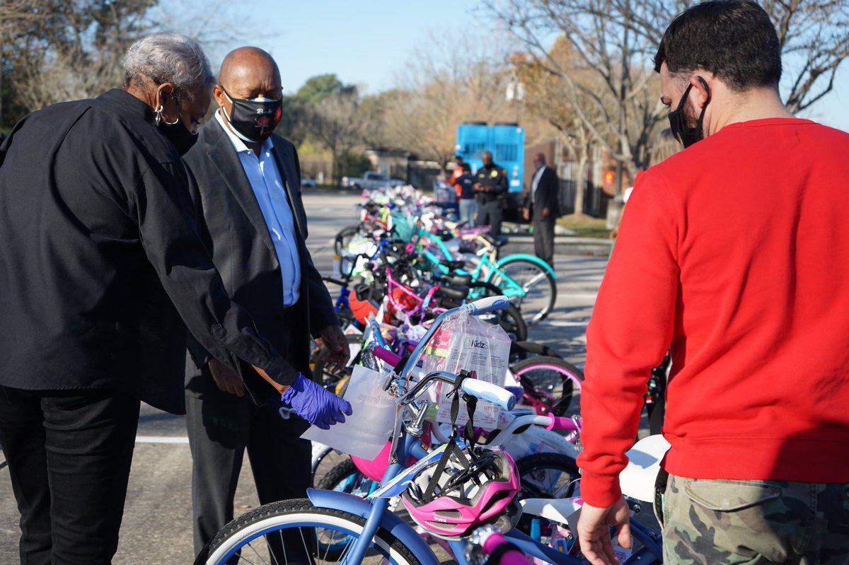 SylvesterTurner's tweet photo. This morning, a hundred families in #AcresHomes were blessed to receive bikes, toys, and masks courtesy of @HDRarchitecture and @HoustonHealth. 

I appreciate Faith Base Coordinator Janice Weaver and @MayorsEvents for assisting to make this third annual event a success. https://t.co/DpRzB5JraK