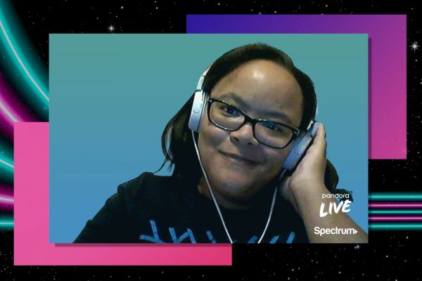 twin_fangirl's tweet photo. Watching Dua Lipas virtual show on @pandoramusic online right now. It's a nice way to spend my evening After work. #spectrumsound #Concertsathome https://t.co/12FkZsFwup
