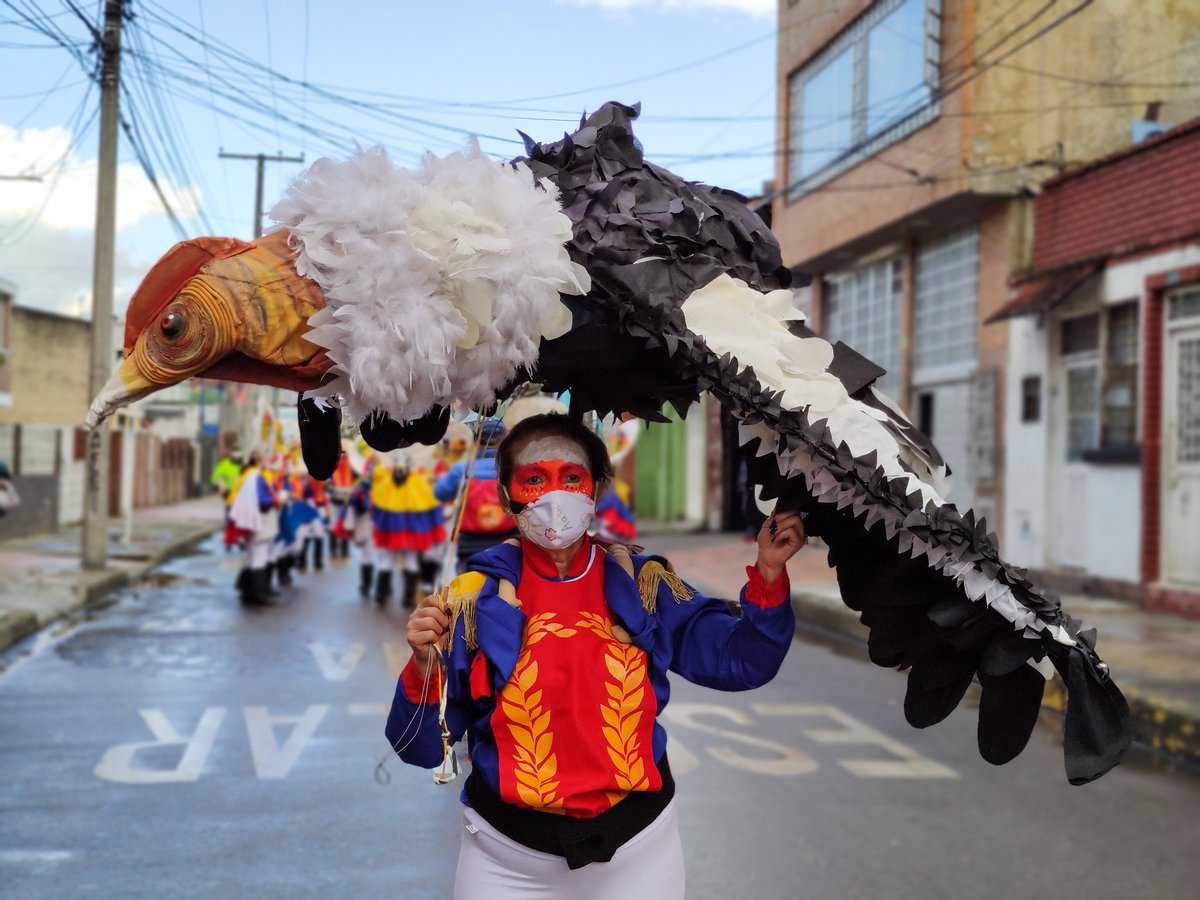Fontibon_Bogota's tweet photo. #EstaTarde @idartes trajo a nuestra localidad la presentación artística 'Vaivenes de Libertad' por parte de la Red de Sueños y Saberes quienes recorrieron las calles del centro de #Fontibón para brindarles a los habitantes un momento de diversión y alegría. #EnNavidadBogotáBrilla https://t.co/5S5Utj15nE