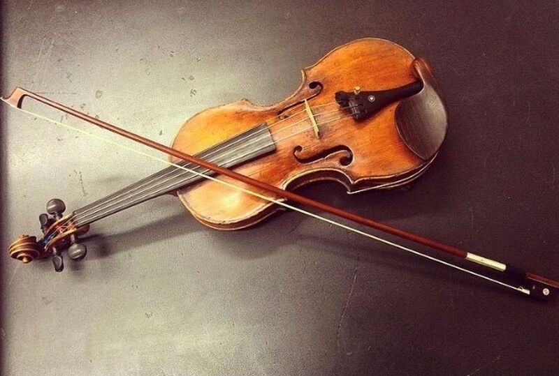 Старенькая скрипка. Старая скрипка. Антикварная скрипка. Древняя скрипка. Древние скрипки.