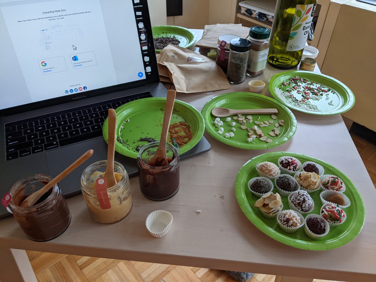 BunniRomi's tweet photo. ブラジル系のトリュフチョコレート、#ブリガデイロ を作ってみた。
(作るって言うより、チョコレートを瓶から取って、丸にして、好きなトッピングを撒くだけ😅)
普通の🍫より、ブリガデーロのほうが甘い!
#tinyBchocolate のオンライン工房って、実はチョコレートをたくさん試食できる機会だね。 https://t.co/MhcF8MoFEw