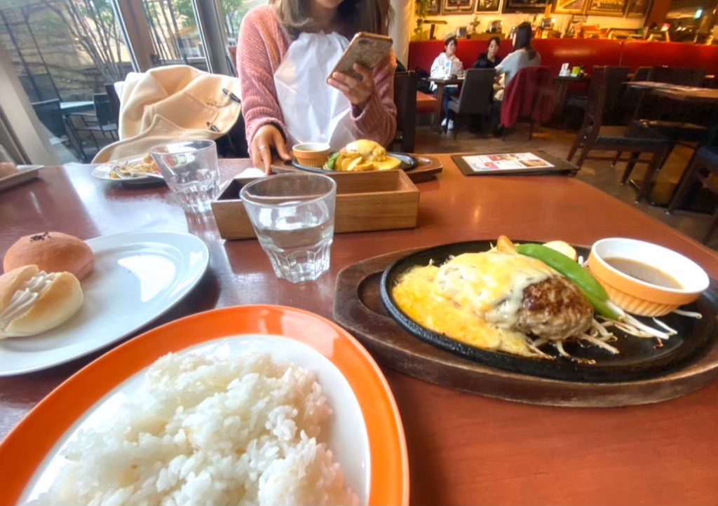 erls94's tweet photo. 昨日は26歳看護師の方をコンサル！
ついでにランチもしてきました😊

看護師さんは意外と給料が低く
夜勤の関係で休みが多く時間があるので

別の収入を作りたいと始められました💡

とりあえず10万目指して頑張りましょう🔥 https://t.co/qH7Sy0U1ZS