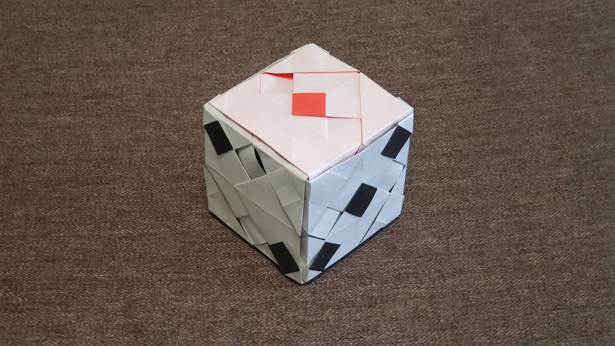 Tatsumi S Mitsuda 折り紙作品 サイコロ 普通紙15cm折り紙 12枚のユニット なるべく簡単な構造で１種類のパーツ 写真4枚目 で全面を表現出来るように設計しました 模様の固定が弱いのでちょっと糊付けが必要だったり 少し厚いところがあったり