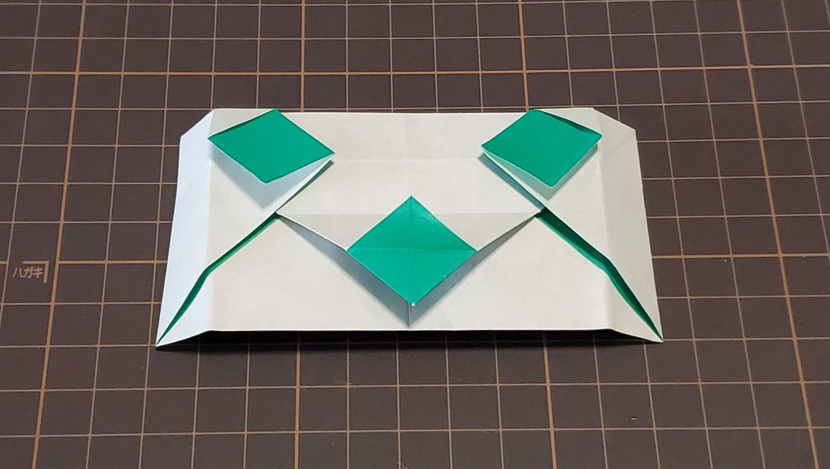 Tatsumi S Mitsuda 折り紙作品 サイコロ 普通紙15cm折り紙 12枚のユニット なるべく簡単な構造で１種類のパーツ 写真4枚目 で全面を表現出来るように設計しました 模様の固定が弱いのでちょっと糊付けが必要だったり 少し厚いところがあったり