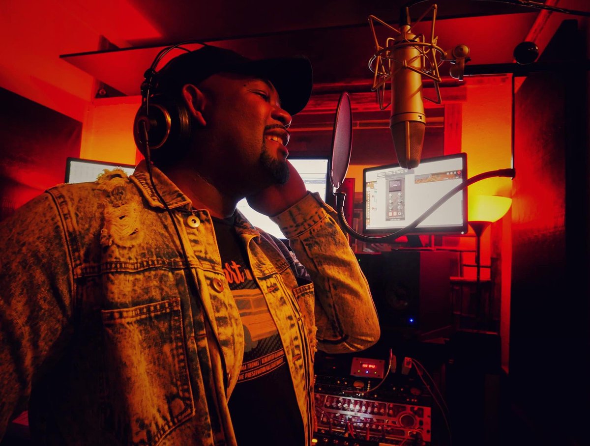 johndbon's tweet photo. Just vibez✨🎙
•
•
#studiovibes #jdarius #jdariusmuic #goodmusic #musicartist #newmusic #sanantonio #music #neosoul #upandcoming #positivemusic #letgoep #randb #independentartist #vibes #mensfashion #menstyle #menofinstagram #menofstyle #photooftheday #spotify https://t.co/GO63mgTDtR