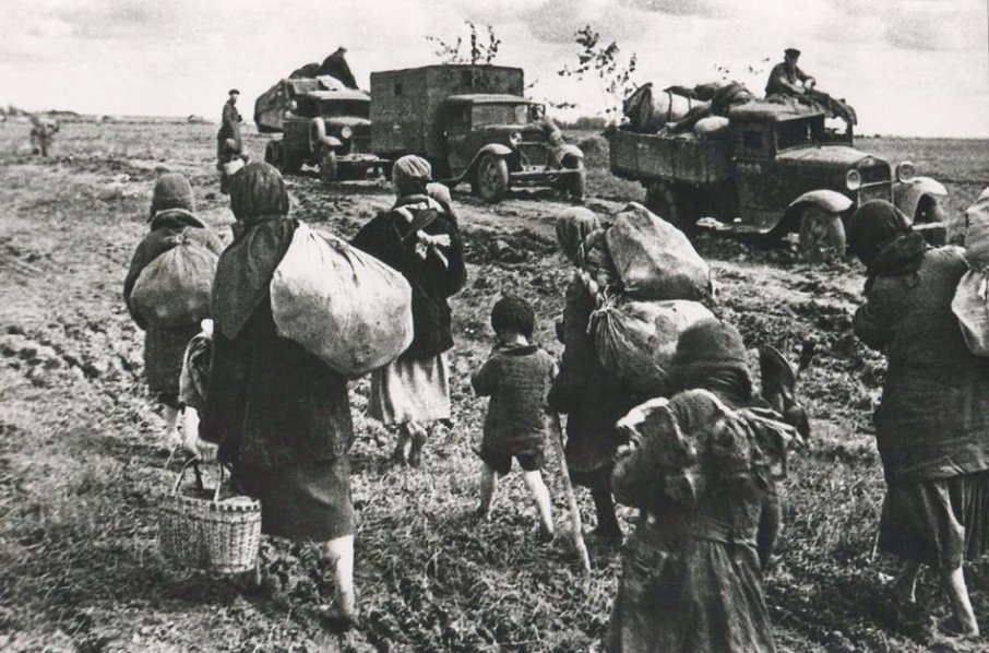 22In 1940, in its second season, the theme of the Fair was changed to reflect the growing international conflict. No longer promising a bright vision of the future, the Fair’s 1940 theme was “For Peace and Freedom.” The USSR Pavilion had been dismantled after the 1939 season.