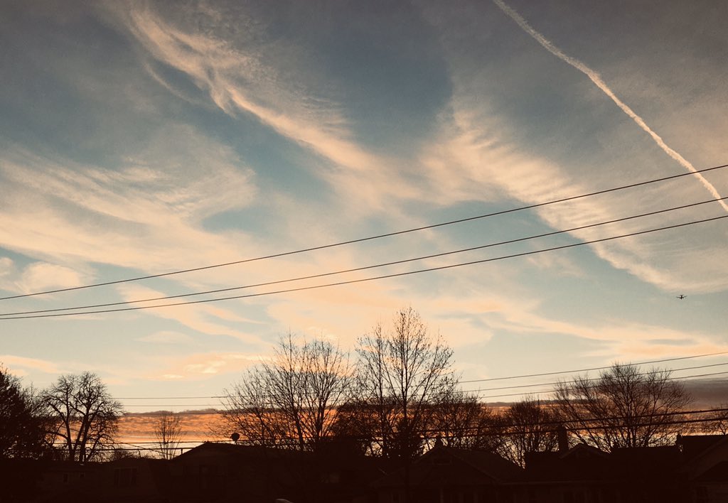 WindyCityWxMan's tweet photo. Will a stunning sunset
turn into stellar starlight?
Still a chance to see the #conjuction2020 in #Chicago as #Jupiter and #Saturn now begin to travel away from each other
Enough cloud breaks, and look to the southwest skies thru early evening https://t.co/9jf6hmfHrI