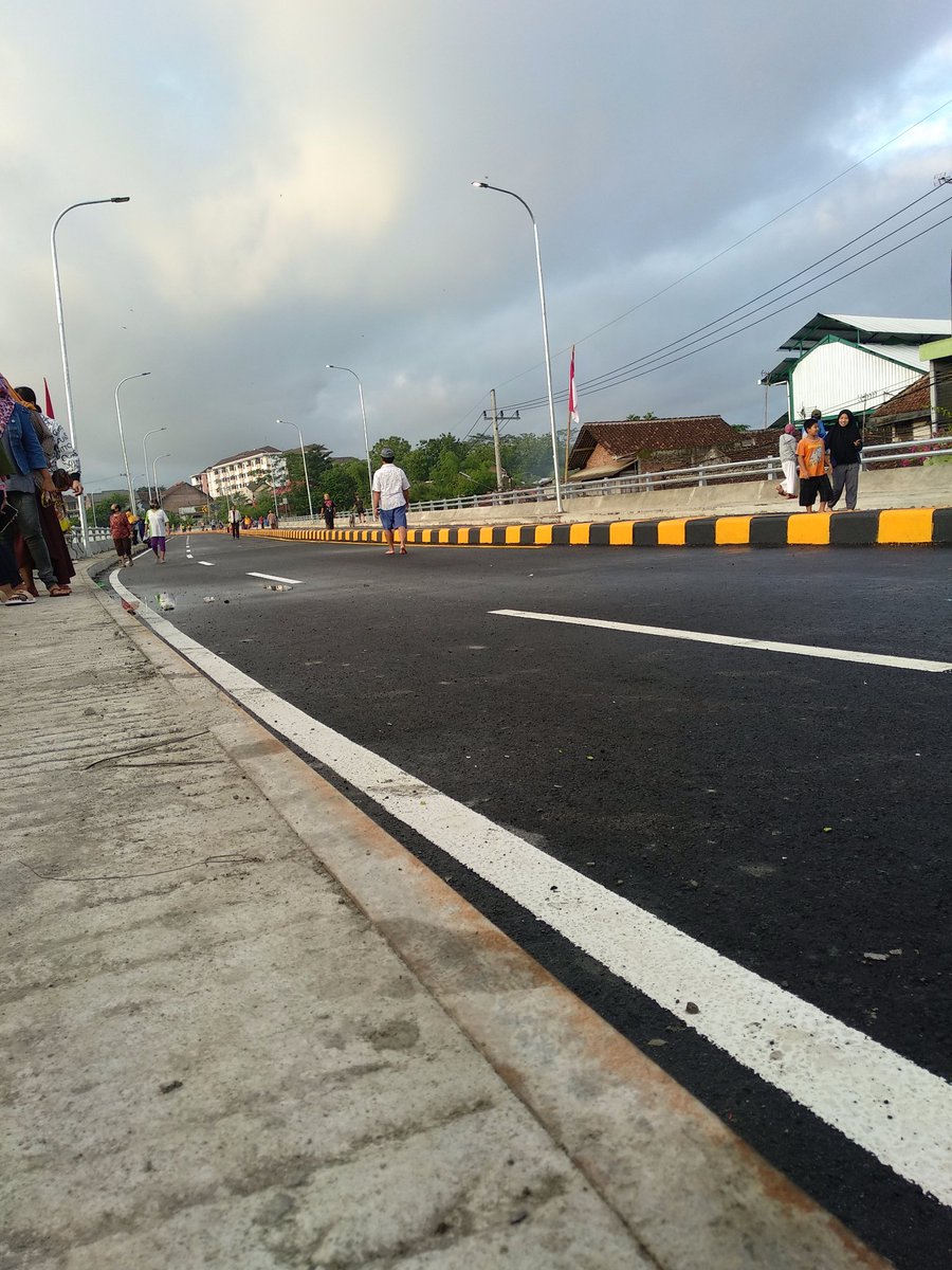 capeerLeo's tweet photo. Bagi yang pengen tau Progres Jembatan Kedungkandang, penampakannya kayak gini, dan belum diresmikan, harap bersabar sedikit lagi @infomalang https://t.co/6R3ZGATQqd