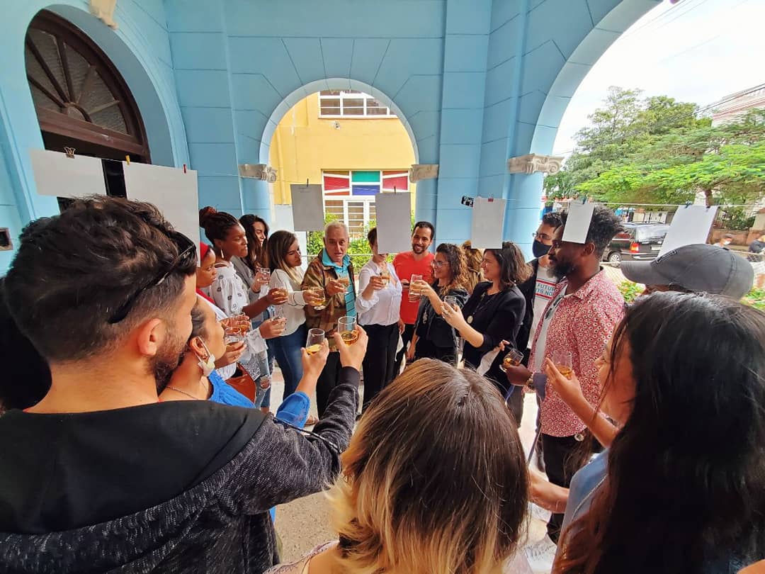 IndaPhoto's tweet photo. ¡Feliz día del educador!
No importa donde estudiaste o si lo hiciste de forma autodidacta... ¡seguro alguien te inspiró!
"La enseñanza es más que impartir conocimiento, es inspirar el cambio." (W.ArthurWard)
 ¡Muchas felicidades a todos los que nos inspiran a crecer! https://t.co/qsxZ1VOwGg