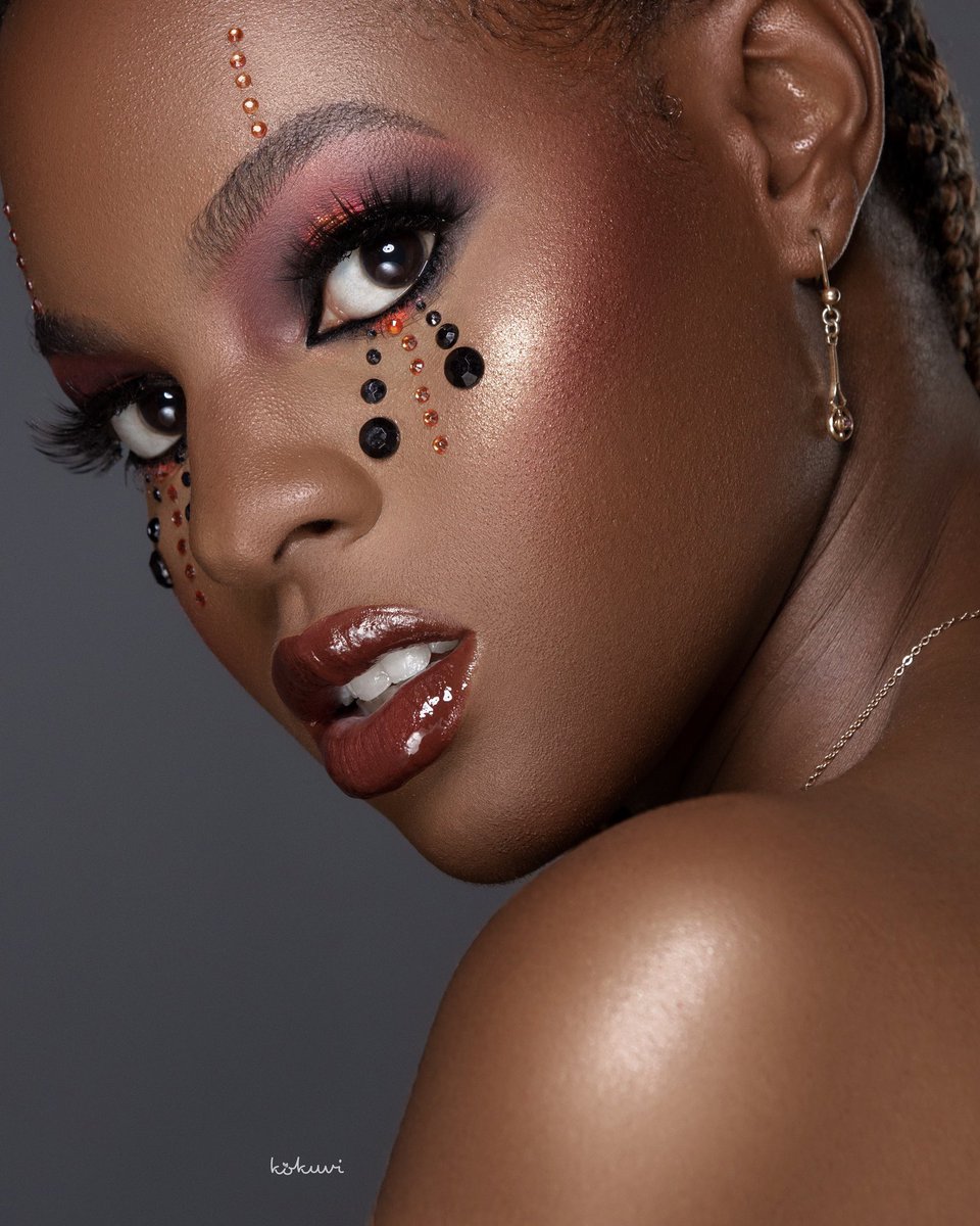 VioletFacesGH's tweet photo. Avatar glam🔆🌟🌌🕸🦋🪁
Makeup @VioletFacesGH 
Photographer @kokuvi_ https://t.co/6vE2YoCeB1