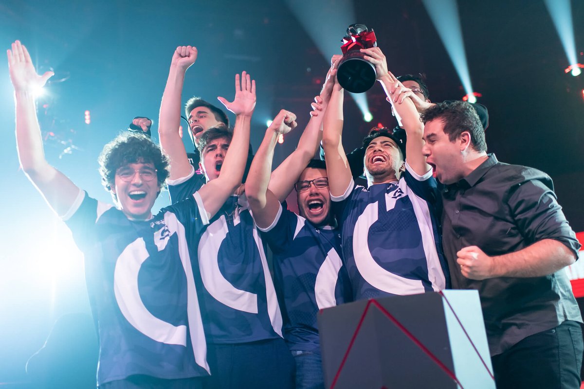vzoneofc's tweet photo. 📝 @gamelandersgg anuncia que contrato do elenco campeão do #FirstStrikeBR foi renovado

Novo vínculo tem duração de 1 ano. Saiba mais 👇

https://t.co/1S5mxpZoXC #ValorantZoneGG #VALORANT https://t.co/CZfoOK2Whw