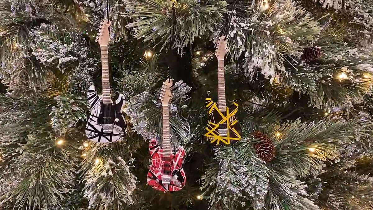 EVHArmy's tweet photo. Wishing You all a Merry Xmas.. βΌοΈ
To all EVH Group Followers.. Each and everyone of you are awesome, you have great feeds and stories to tell and all seem great people...we also β€οΈ you Eddie Van Halen π
#EddieVanHalen π #vanhalen #evh #MerryXmas #evhgroup #rocknews https://t.co/JDSFsknesW