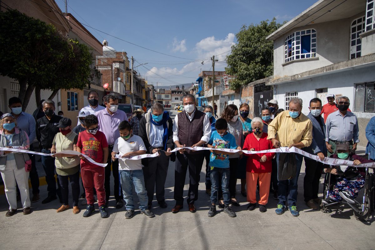 raulmoronO's tweet photo. Visitamos a nuestros vecinos de la colonia Morelos para entregarles la rehabilitación integral de la calle Sabás Iturbide, donde tuve un acompañante muy especial: mi señor padre, quien ha sido mi ejemplo de trabajo honrado y mi inspiración para continuar #TransformandoMorelia. https://t.co/g6Gn1KWs8U