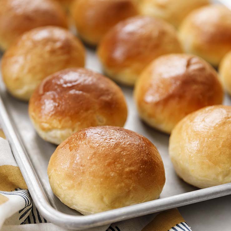 RedStarYeast's tweet image. We’ve got the fluffiest dinner rolls ever! @GesineBP’s Milk Bread Honey Buns are the perfect side for your holiday meal or any occasion.

Get the recipe and video tutorial at the link in our profile.
redstaryeast.com/recipes/milk-b…
#milkbread #tangzhong #Christmasdinner #yeastrolls