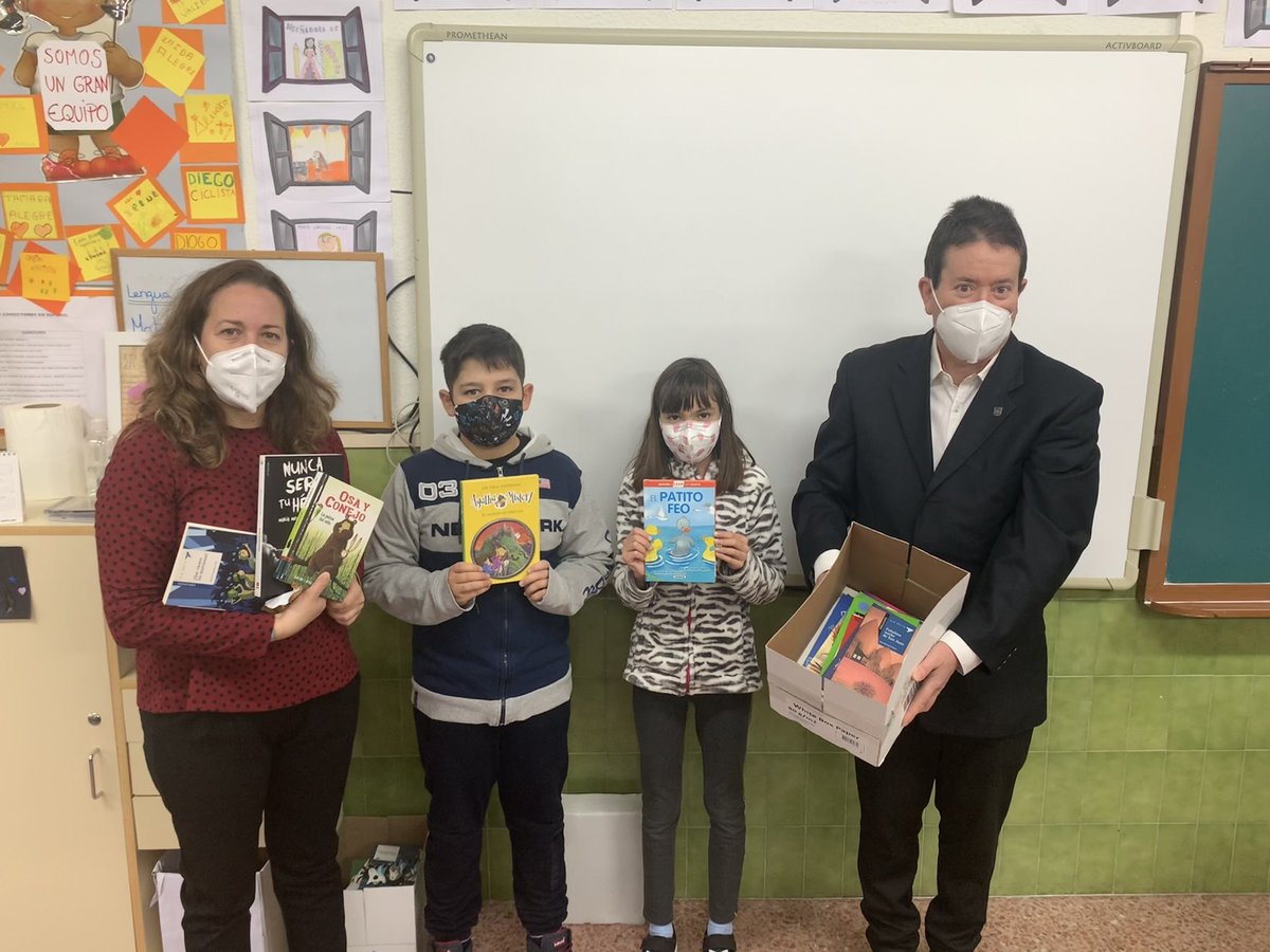 BuenosAiresMusi's tweet photo. Esta mañana se ha realizado en el @CeipBuenosAires la entrega   del Diploma Segundo Premio Música Tradicional 2020 y lote de libros organizado por @Arlafolk e @iesleonfelipe con la presencia del Director del Centro D. José Martínez. Estamos muy felices por este reconocimiento 🎶 https://t.co/oRiDz68cHm