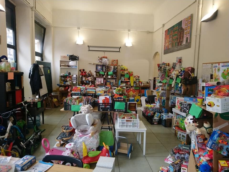 Oggi distribuzione a tante famiglie dei regali di #Natale al #BellNett di Largo Fratelli Cervi... leggi qui:
facebook.com/gruppofas.maga…