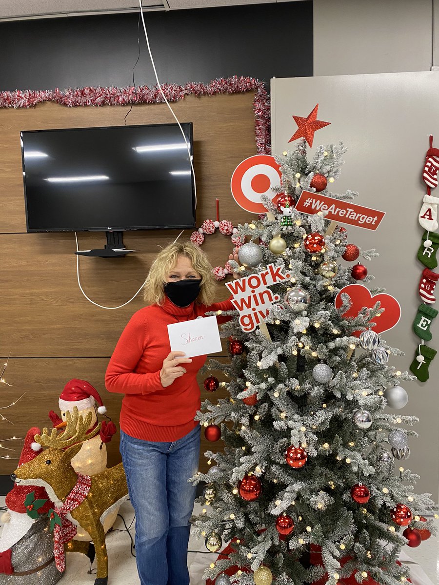 Kati_TGT's tweet photo. Celebrating Sharon and Sretenka as our https://t.co/0Hy6yI4W04.Give. recipients! They were so excited and grateful🎄🎯#WeAreTarget https://t.co/yE0I6UuOnJ