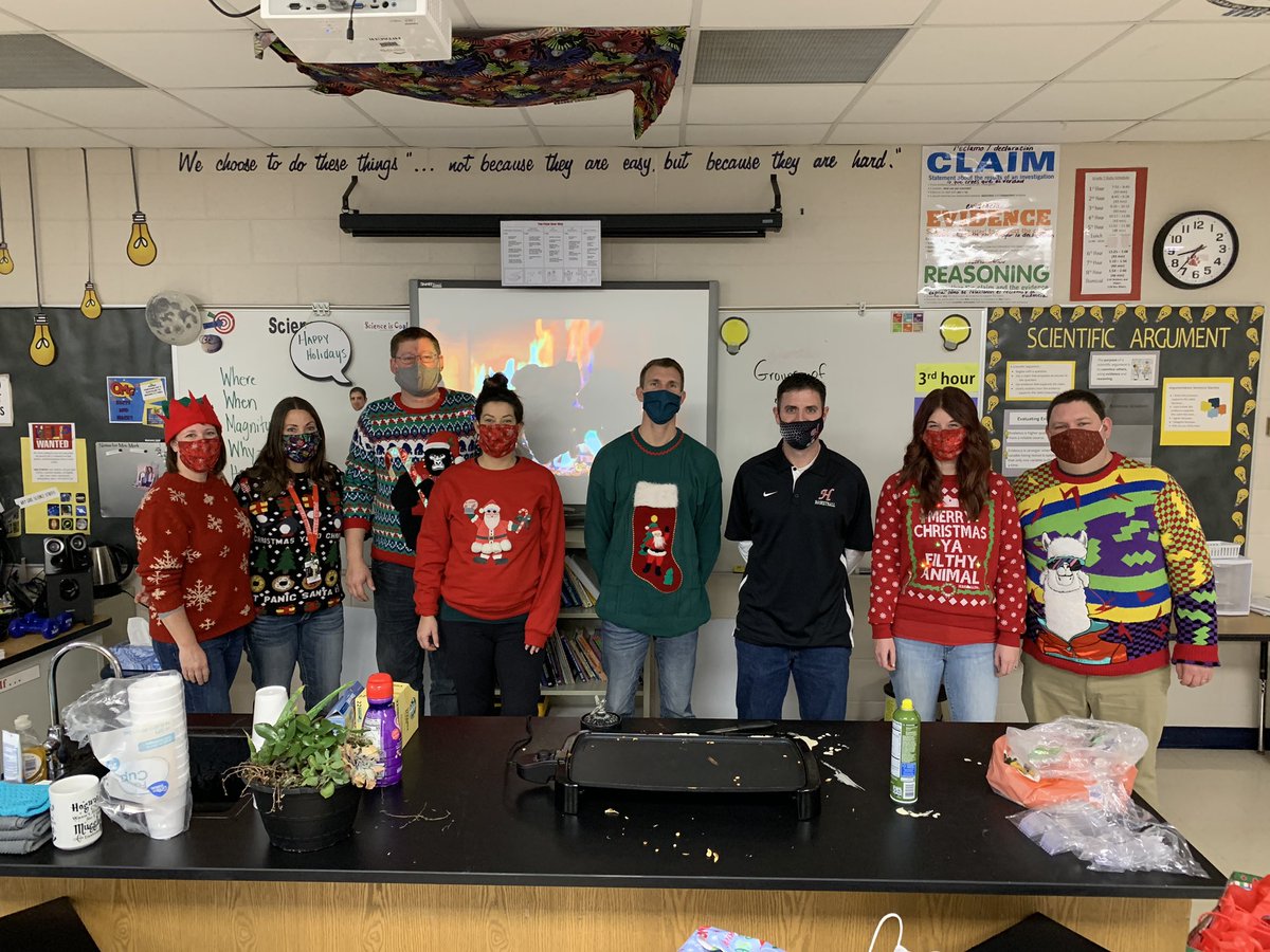 MaestraSchmidt's tweet photo. Team holiday breakfast and white elephant! #7thgradeteam #wemadeit https://t.co/7XswnD74zO