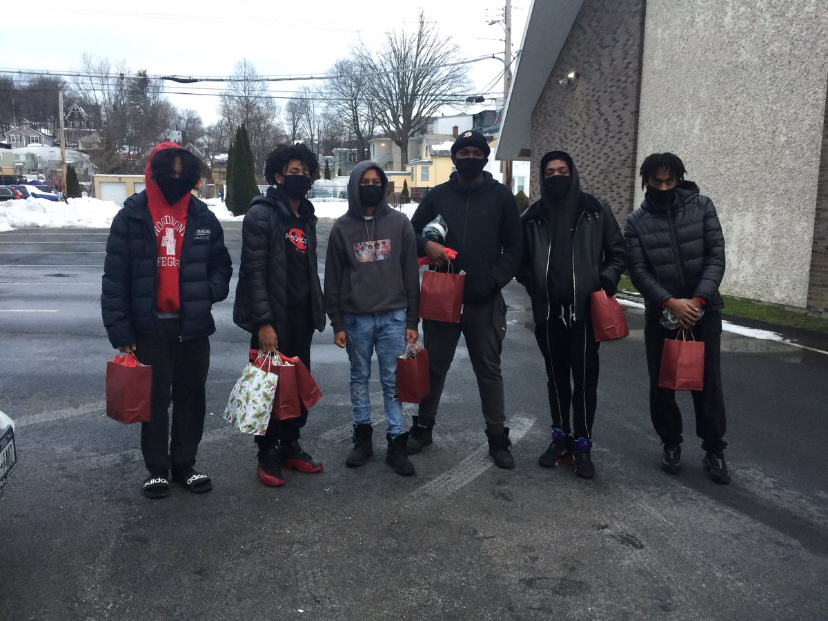 Ellen_Gerace's tweet image. Wishing this great group of young men and all of our students and staff @PeekskillCSD a very healthy, happy and safe holiday and New Year!  #LiftingAsWeClimb  #PeekskillStrong