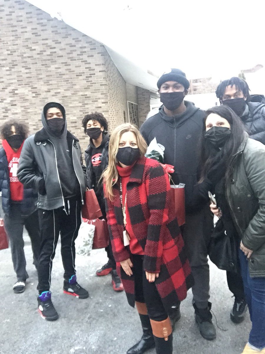 Ellen_Gerace's tweet image. Wishing this great group of young men and all of our students and staff @PeekskillCSD a very healthy, happy and safe holiday and New Year!  #LiftingAsWeClimb  #PeekskillStrong