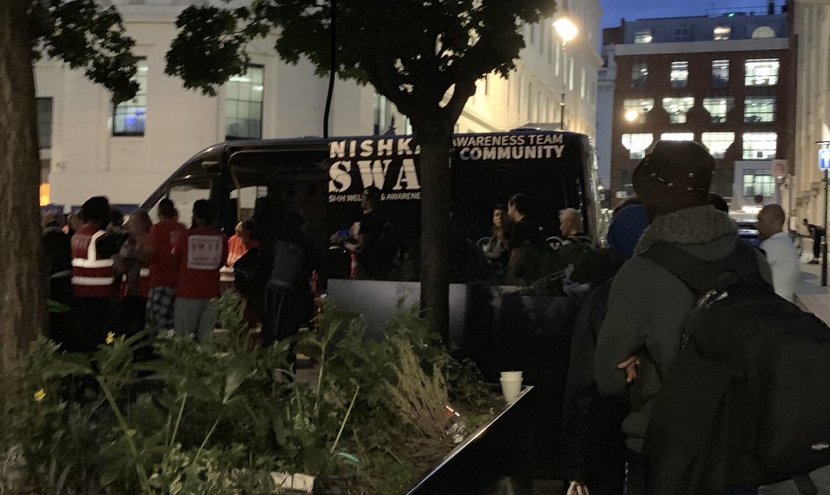 TjinderSingh's tweet photo. The #Sikhs from #Coventry & #Kent helping #Dovers truckers reminds me of the Sikhs in Central #London helping feed the #homeless & hungry. https://t.co/r5O2OE5SvW