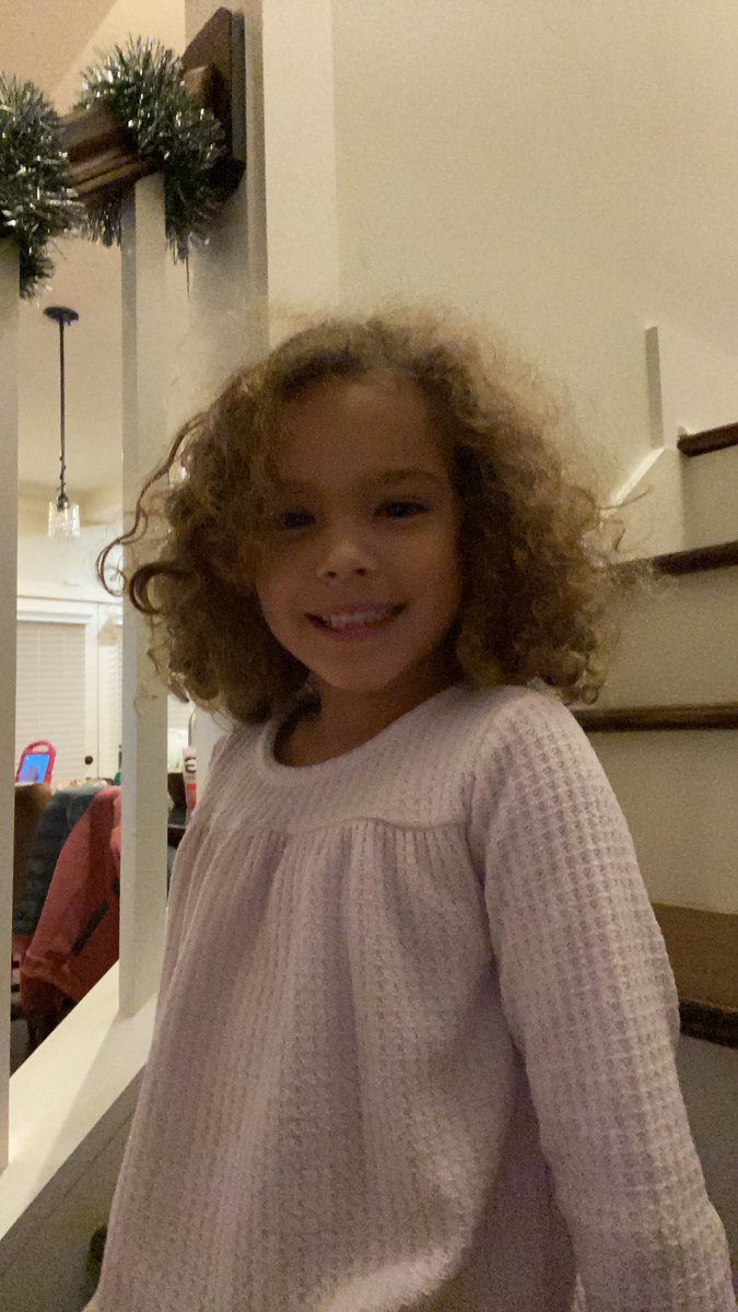 crystalsuarez's tweet photo. @ThaRealSanta Ella wanted to say thank you ! @ThaRealSanta https://t.co/0qrTTAsqF3
