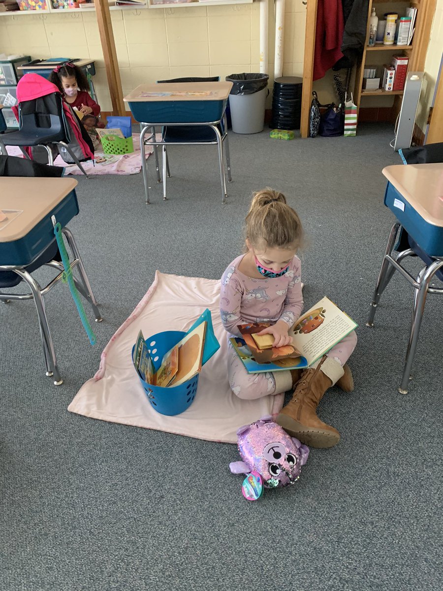 ms_foden's tweet photo. It was a cozy pajama day in room 125! 🕯😊 #fullermeadow https://t.co/wc3fTw5gJb