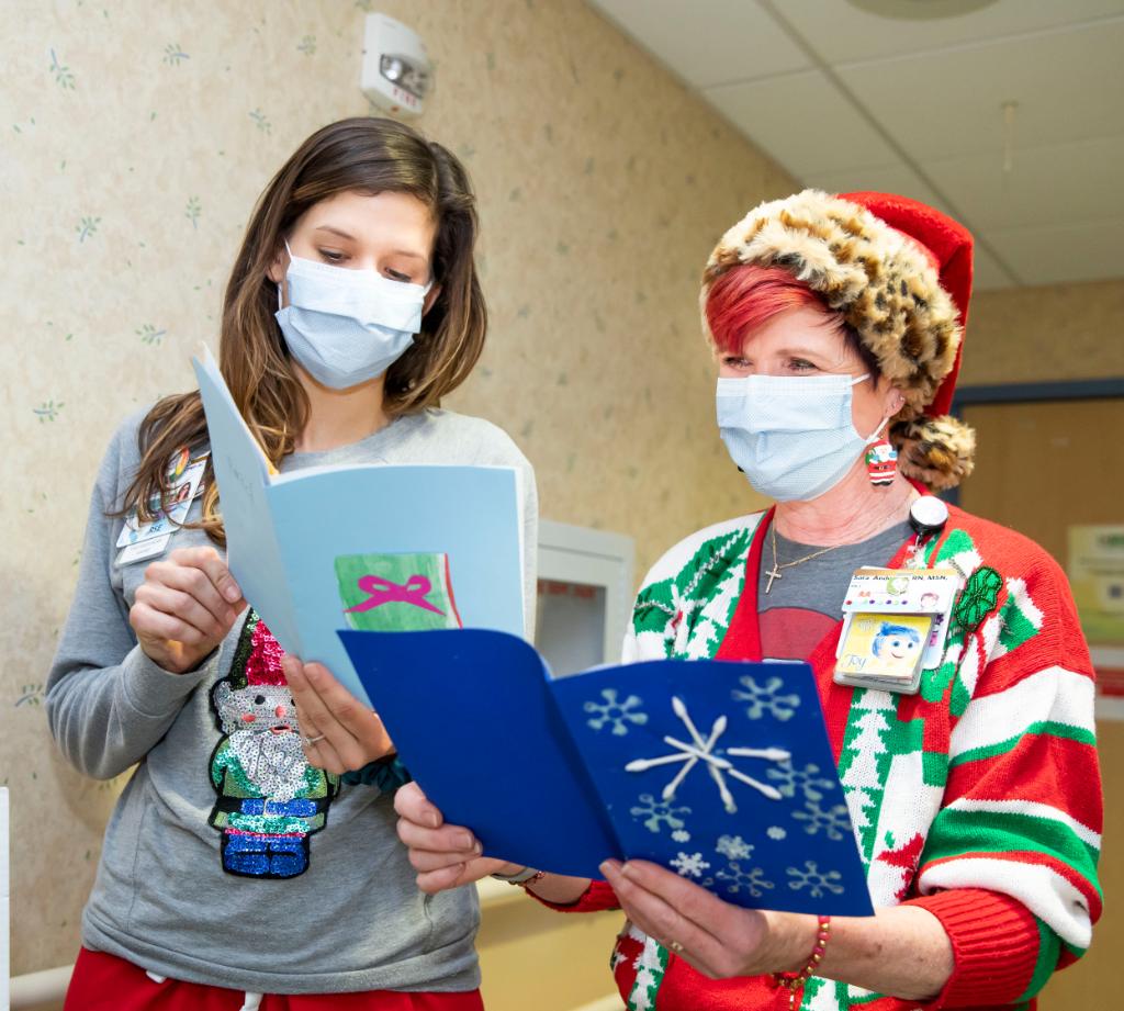 VUMChealth's tweet photo. Our front-line workers were so touched by the recently delivered giant bags of cards filled with holiday wishes from Middle Tennessee elementary school students. We are thankful for kind gestures like these!

Read about the delivery here: https://t.co/YjN1SoKsDk https://t.co/bWpx645nxK