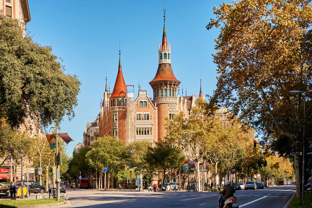 efemarq's tweet photo. #Taldiacomavui de 1956 va morir el gran factòtum del modernisme: Josep Puig i #Cadafalch. Fou arquitecte, físic, historiador, arquèoleg, professor a Harvard i la Sorbona, i president de la #Mancomunitat de Catalunya. I, a sobre, féu la Casa de les #Punxes (1903-05), a Barcelona. https://t.co/7lKjtmwJ4M