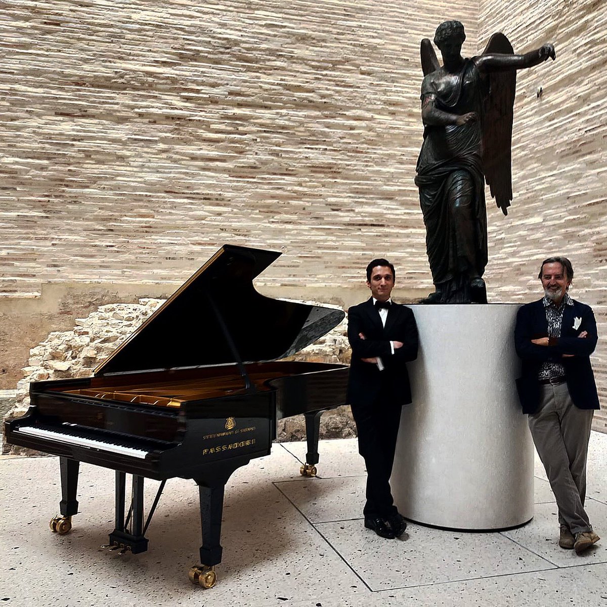 LauCastelletti's tweet photo. Grazie a #BelleArti25100 l’omaggio di #AlexanderRomanovsky  a #ArturoBenedettiMichelangeli (1920-2020) sotto lo sguardo della #vittoriaalata in #Capitolium. A fotografare l’incontro  #GiovanniGastel 
e 1 gennaio 2021 concerto su @Teletutto https://t.co/kNWRIwOzmS