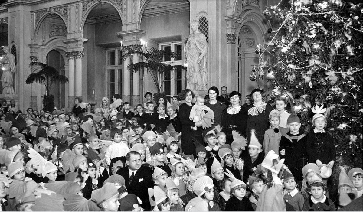 Prezydent stolicy Stefan Starzyński wśród dzieci przybyłych na gwiazdkę w 1935 roku.
Niezmiernie smutno się robi na sercu, gdy pomyślimy, że miał przed sobą jeszcze zaledwie trzykrotnie taką możliwość. Tuż przed świętami Bożego Narodzenia 1939 roku zamordowali go Niemcy...