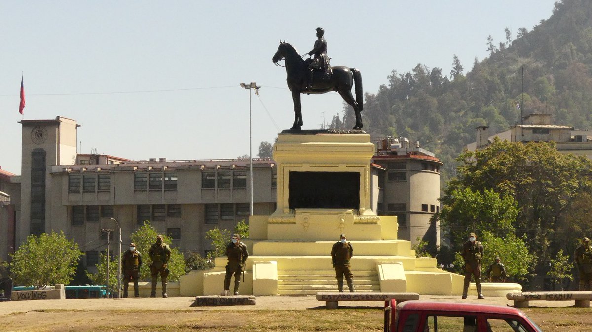 Mientras en Maipu hay una trágica #balacera y en muchas otras comunas la gente está desprotegida, <a href="/Carabdechile/">Carabineros de Chile</a> brilla x su ausencia y se dedican a cuidar una estatua.
Esas son las absurdas prioridades de este Gobierno.