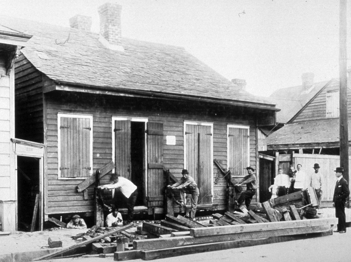 In the April issue,  @nolacampanella explained how New Orleans launched a successful public health campaign in 1914 against an outbreak of bubonic plague, which included the "rat-proofing" of homes and businesses:  http://prcno.org/how-new-orleans-handled-an-outbreak-of-bubonic-plague-in-1914