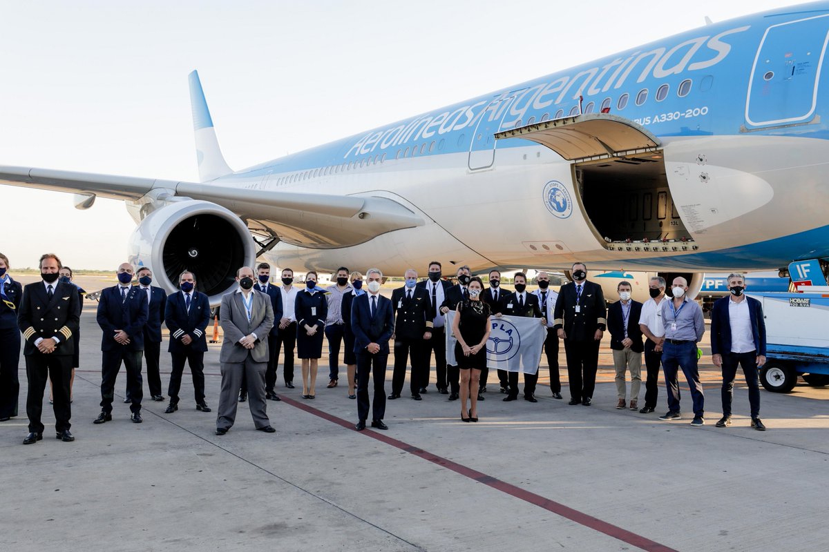 mariomeoni's tweet photo. Despegó hacia Moscú un vuelo histórico de @Aerolineas_AR para traer al país las primeras vacunas Sputnik V. 

Nuestra aerolínea de bandera está al servicio de la salud y la vida de los argentinos y las argentinas. 

#ArgentinaUnida🇦🇷 https://t.co/DcVPp8dROu
