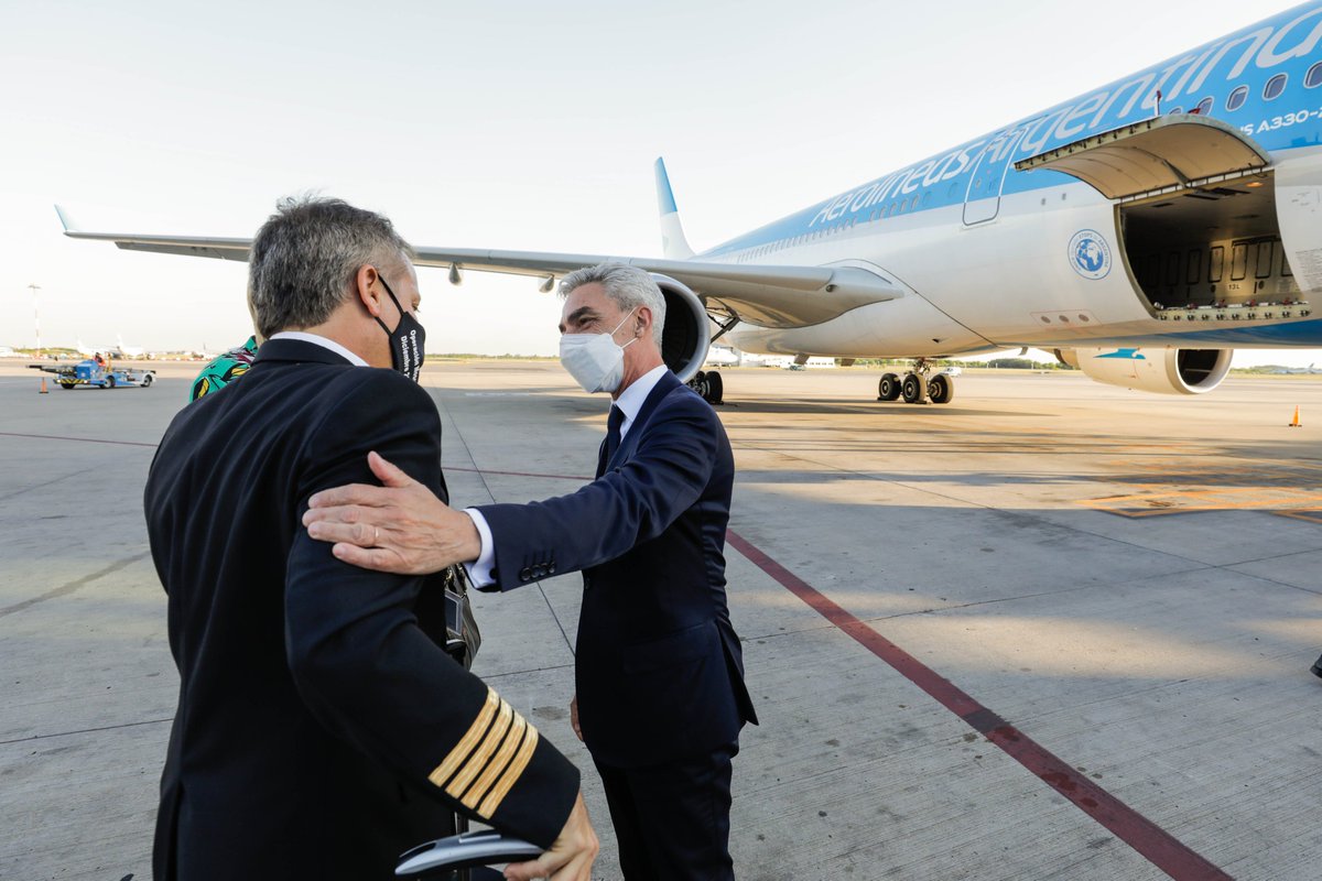 mariomeoni's tweet photo. Despegó hacia Moscú un vuelo histórico de @Aerolineas_AR para traer al país las primeras vacunas Sputnik V. 

Nuestra aerolínea de bandera está al servicio de la salud y la vida de los argentinos y las argentinas. 

#ArgentinaUnida🇦🇷 https://t.co/DcVPp8dROu