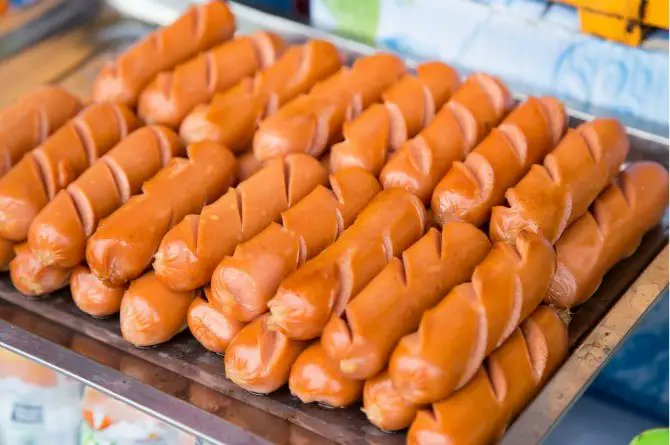 1. Kicap 
2. Mayonis
3. Ikan sardin dalam tin
4. Sup cendawan dalam tin
5. Sosej
6. bebola ikan
7. Ikan bilis
8. Daging salai (awet)
9. Papadom
10. Kerepek kentang/ubi 

Ini antara makanan tinggi kandungan garam yang kerap kita ambil. 

Kawal pengambilan garam untuk kesihatan.