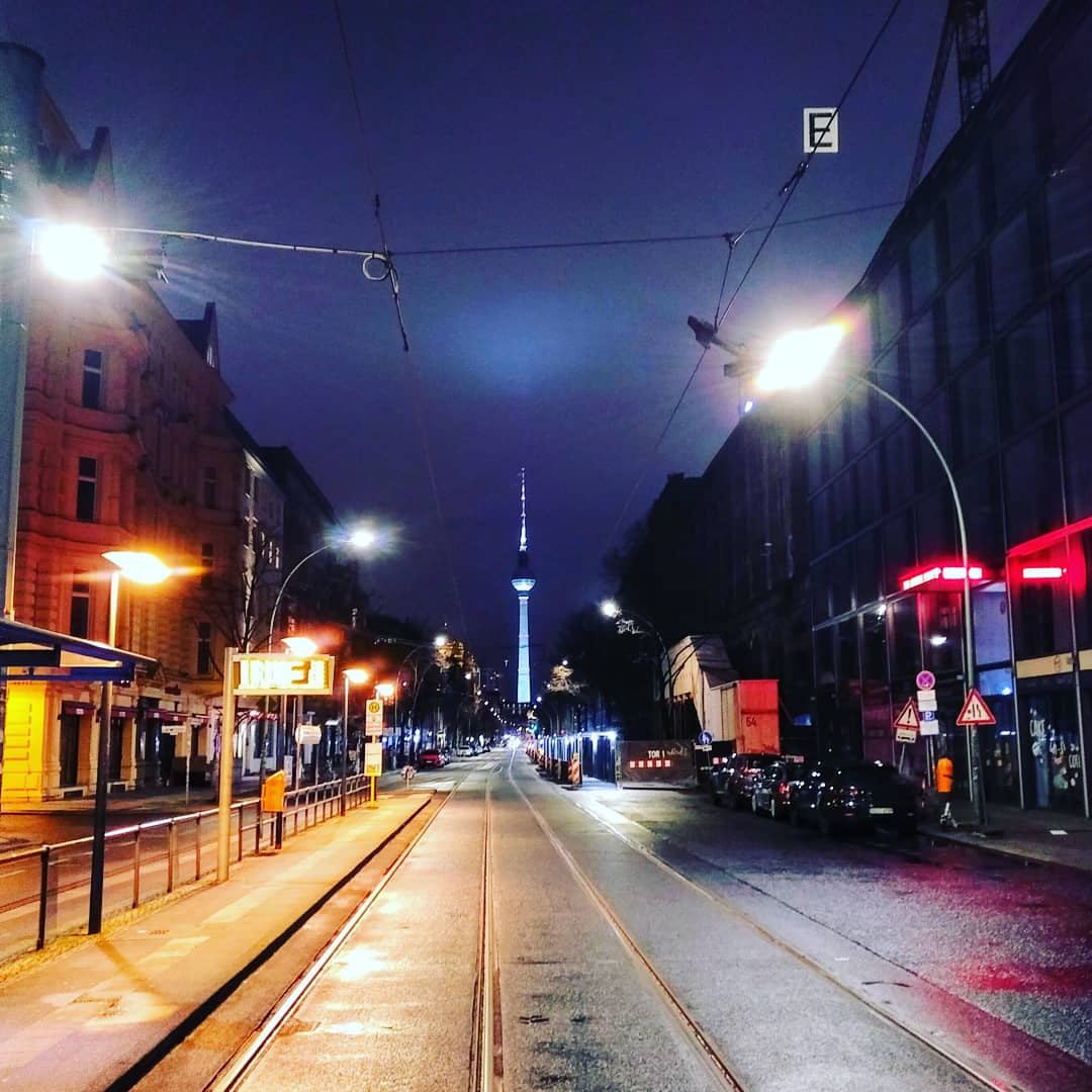berlinlebtcom's tweet photo. #berlinlebt #berlin #fuxxcorona #dezember2020 #bilakis #nachtflug #nachtschicht #oranienburger #oranienburgerstrasse #oranienburgerstraße #kevinundchantal #kevinlebt #FroheWeihnachten https://t.co/DIedkcz0ib