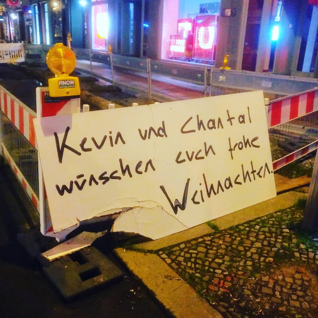 berlinlebtcom's tweet photo. #berlinlebt #berlin #fuxxcorona #dezember2020 #bilakis #nachtflug #nachtschicht #oranienburger #oranienburgerstrasse #oranienburgerstraße #kevinundchantal #kevinlebt #FroheWeihnachten https://t.co/DIedkcz0ib