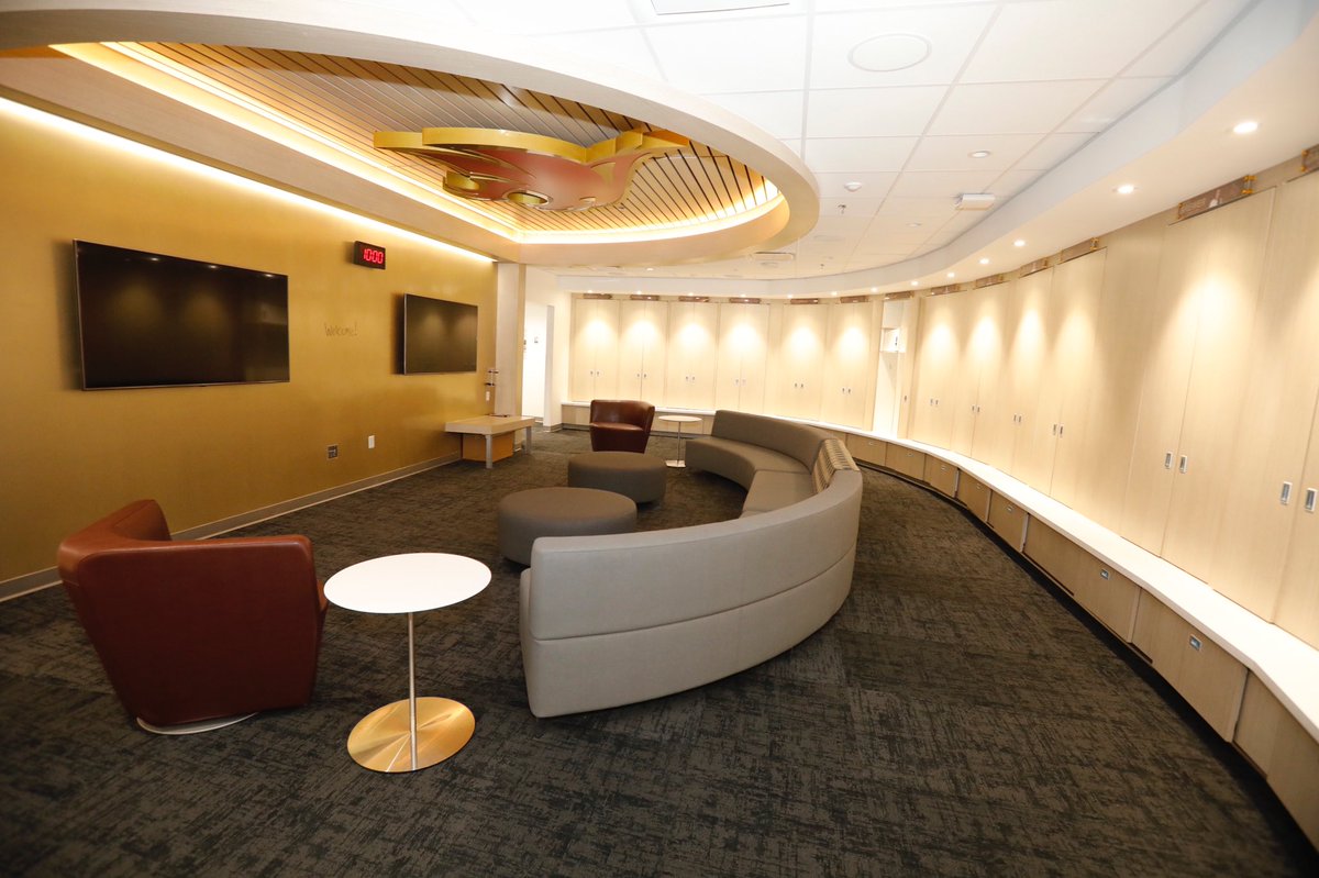 TexasStateVball's tweet image. Where all the pregame magic happens😌✨
#lockerroomvibes #UEC #eatemup😼