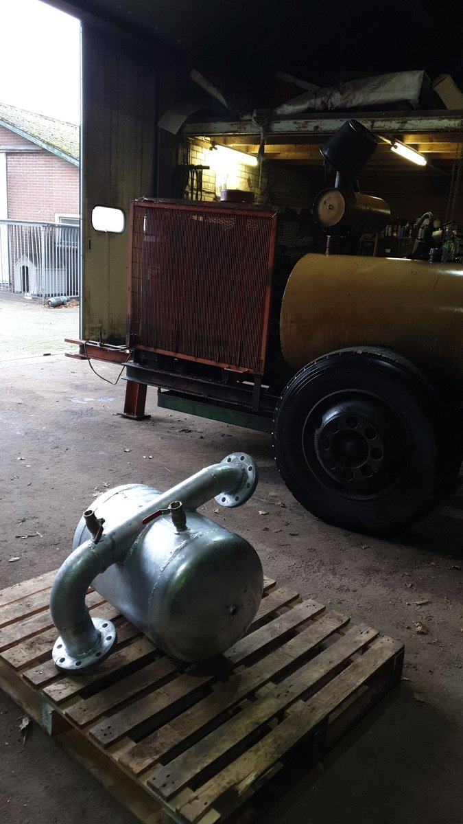 erepelke's tweet photo. van een oude pompset van 1985 schat ik wat moderner maken met een super de luxe aanzuigtank zodat het beregenen weer wat soepeler gaat! #dafpower #rovatti https://t.co/itN2wVoNmH