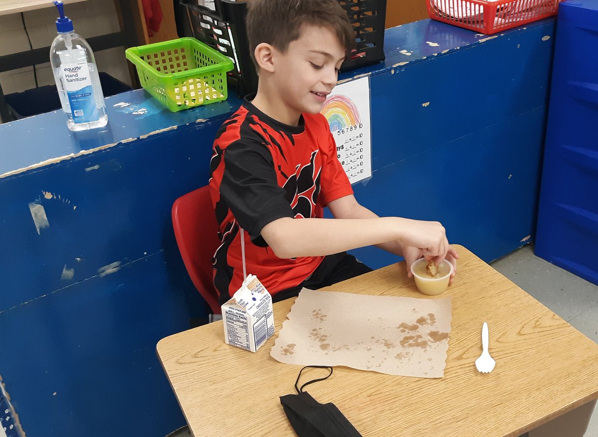 LynnCetta's tweet photo. 🥔🕎 ~ Holiday traditions..A taste test..and collecting data... @GenevaNSS and @GenevaCSD "How do you like YOUR latkes ?" #December2020 #NSSrising #HappyHanukkah
#teacherlife🍎 #secondgrade #yummy #holidaytraditions #msv281 https://t.co/iyeYl1ynXU