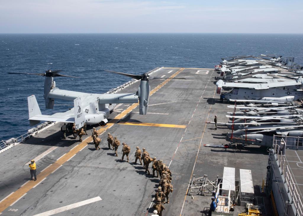 USNavy's tweet image. @USNavy photos of the day: @NavyMCPON is vaccinated for COVID-19, @USSMakinIsland off the coast of Somalia, #USSKeyWest arrives at @nbguam and #VP46 prepares for maritime patrol. ⬇️ info &amp;amp; download ⬇️: navy.mil/Resources/Phot…