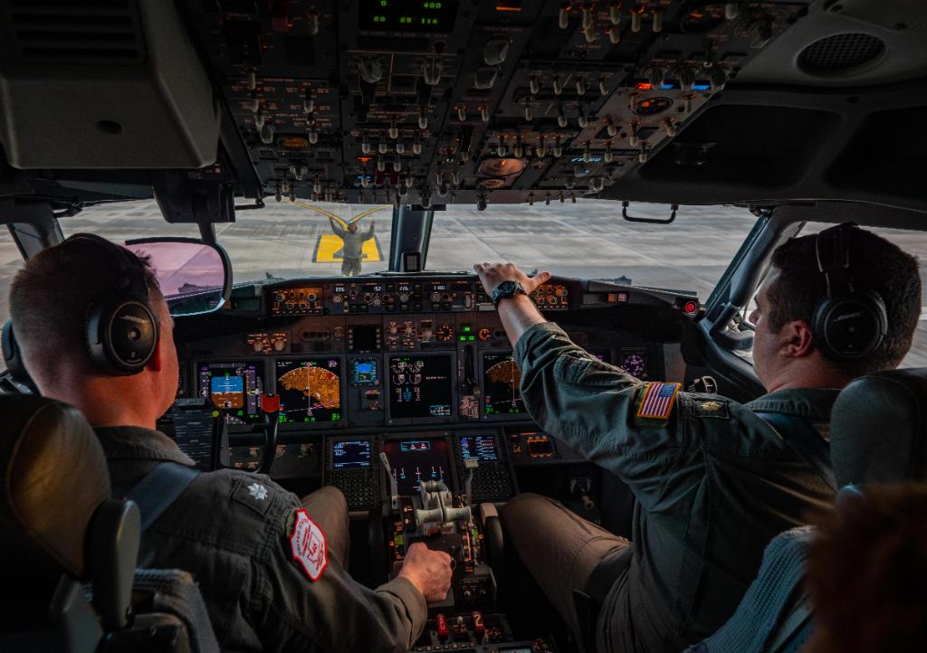 USNavy's tweet image. @USNavy photos of the day: @NavyMCPON is vaccinated for COVID-19, @USSMakinIsland off the coast of Somalia, #USSKeyWest arrives at @nbguam and #VP46 prepares for maritime patrol. ⬇️ info &amp;amp; download ⬇️: navy.mil/Resources/Phot…