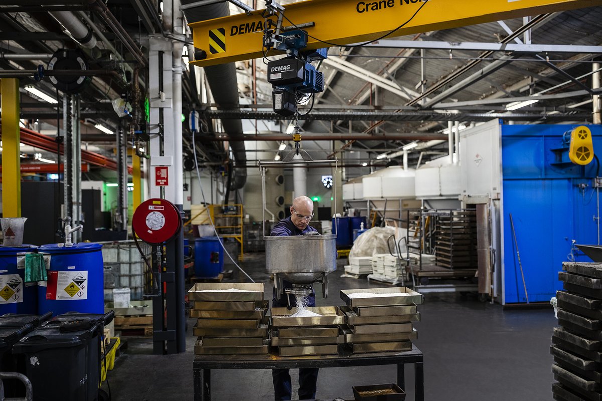 ABCRefinery's tweet image. #ABCRefinery produces precious metal granules for the jewellery and industrial manufacturing sectors. Here we are granulating silver.