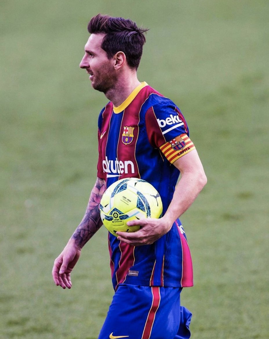 InvictosSomos's tweet photo. El futbolista que tiene más participaciones directas en goles (1016) que partidos (891) en toda su carrera profesional. Son 715 goles y 301 asistencias en 891 juegos oficiales. El arte de jugar y hace jugar en su estado máximo. El jugador más completo que ha existido. EL REY. https://t.co/R7zyMmiBp0