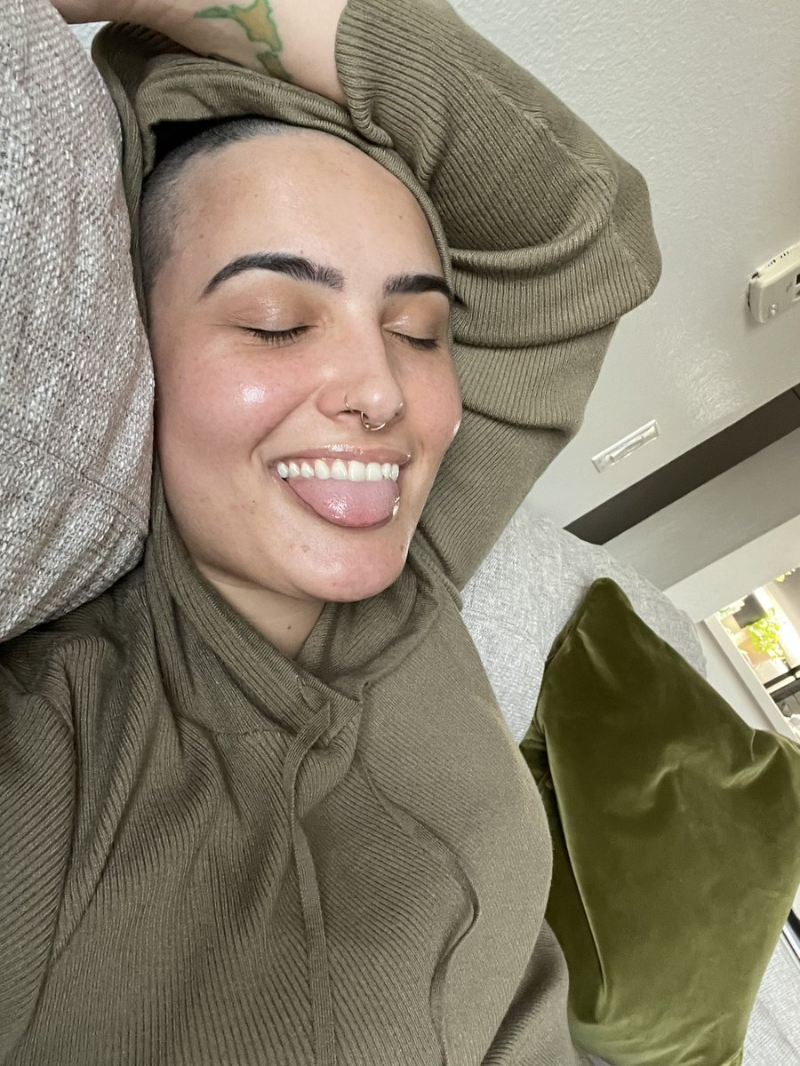 AustenNSFW's tweet photo. Rt if you like bald girls https://t.co/VAi9AgXzQx