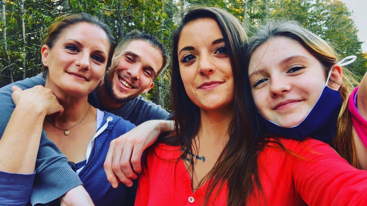 This is my Big sister Keri, myself and her daughters! ❤️🌎 please take a moment to read her story as she fought frontline as an RN during the pandemic and now is fighting for her life! #breastcancer #frontlineworkers #gofundme #share #Repost #loveislove