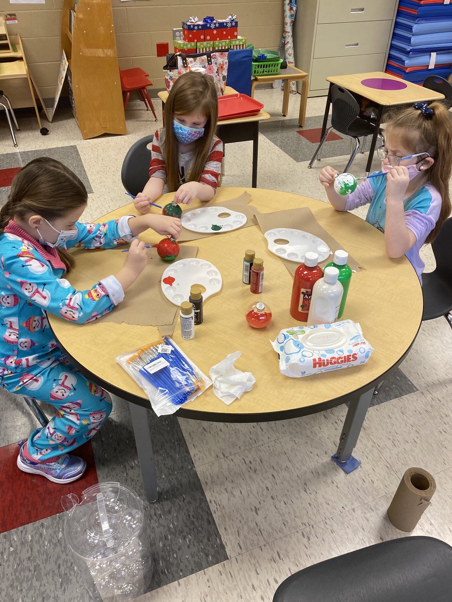 Bright Beginnings Preschool students celebrate Christmas at River Elementary School! #welearnthroughplay #RiverPilots ⁦@OhioValleyESC⁩ ⁦@swissohiok12⁩