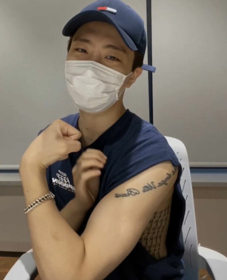 We have yet to see a clear photo of Youngjae's abdominal tattoo(?)